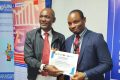 Un participant recevant son attestation. © GabonReview