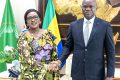 Aïchata Alassane Cissé Haidara posant avec Brice Clotaire Oligui Nguema. © Com. présidentielle