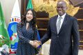 Aline Younes posant avec Brice Clotaire Oligui Nguema. © Com. présidentielle