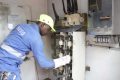 Un électricien SEEG en intervention dans un poste de transformation. © Com. SEEG