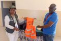 Remise de kits à M. Ismaël Okoumba Représentant provincial Acer. © D.R.
