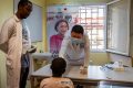 Un des membres de la mission médicale chinoise en pleine consultation. © D.R.