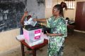 Une électrice accomplissant, dans le calme, son devoir civique dans le centre de l’école publique de Nzeng-Ayong II. © GabonReview