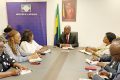 Le Médiateur de la République, Alexis Boutamba Mbina, échangeant avec les femmes médiatrices, le 2 septembre 2025. © GabonReview