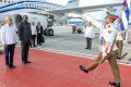 Le président Brice Clotaire Oligui Nguema et les autorités cubaines à son arrivée à La Havane. © Communication présidentielle