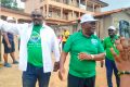 Les deux candidats de l’UDB accueillis par le public. © GabonReview