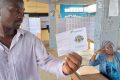 Un électeur librevillois montrant sa carte qu'il vient de retirer en vue de la présidentielle gabonaise du 12 avril 2025. © Yves-Laurent Goma/RFI