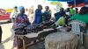 Le directeur général des Affaires économiques à l’Hôtel de Ville, Guy André Egohang Ovono, lors de sa visite au marché d'Oloumi. © D.R.