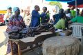 Le directeur général des Affaires économiques à l’Hôtel de Ville, Guy André Egohang Ovono, lors de sa visite au marché d'Oloumi. © D.R.