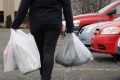 Les Sacs plastiques à usage unique contribuent à la pollution qui menace les écosystèmes et la santé publique. © D.R.
