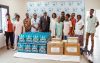 400 packs d’eau minérale Andza offerts par Soboleco à Léconi, le 12 septembre 2025. © GabonReview