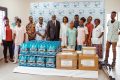 400 packs d’eau minérale Andza offerts par Soboleco à Léconi, le 12 septembre 2025. © GabonReview