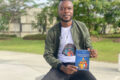 Quddus Raphael Cibangu Cilumba montrant son livre. © D.R.
