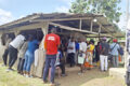 Électeurs au centre de vote de Meyang-Chefferie, le 18 octobre 2025. © GabonReview