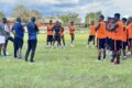 Des joueurs et des membres de l'équipe technique du FC Canon 105 avant leur élimination. © D.R.