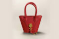 La marque européenne de luxe Keur Amy Langseth commercialise des sacs à main ornés de reproductions fidèles de masques Kota. © D.R.