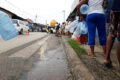 A Libreville, les bidons s’alignent sur les trottoirs comme une armée silencieuse de patience, les visages se ferment, et les habitants, épuisés mais dignes, guettent la moindre goutte comme un miracle urbain, une bénédiction tombée du ciel dans un pays où l’eau devient espoir avant d’être besoin. © D.R.