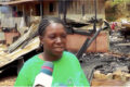 Une vue des dégâts causés par le feu, derrière la sinistrée. © Tv+ Afrique (capture d'écran)