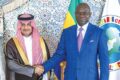 Brice Clotaire Oligui Nguema et Farraj Ben Nader, ambassadeur du Royaume d’Arabie Saoudite au Gabon, le 27 octobre 2025, à Libreville. © Com. présidentielle