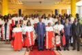 en compagnie des magistrats, le 6 octobre 2025, au Palais de justice de Libreville. © Communication présidentielle