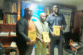 L’auteur du dictionnaire, Théodore Kwayi-Mesanongi (au milieu), à ses côtés le Dr Pissama Mamboundou (à gauche) et le Directeur général adjoint des Editions Ntsames. © GabonReview