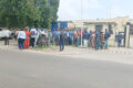 Devant le tribunal de Port-Gentil, l'appel désespéré de salariés aux abois. © GabonReview