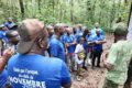 Les agents agents de la SEEG attentifs aux explications de l’écogarde, le 15 novembre 2025. © GabonReview