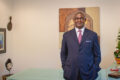 Élu par les 33 conseillers municipaux de Mouila, le vice-président de l’Union démocratique des bâtisseurs (UDB), Serge Maurice Mabiala, signe un retour remarqué sur la scène politique locale. © D.R.