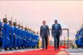 Les présidents gabonais et français, le 23 novembre 2025, à l’aéroport de Libreville. © Communication présidentielle