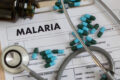 Sous la direction du Dr Ghyslain Mombo-Ngoma, une équipe internationale a mené un essai clinique de phase 3 sur un traitement antipaludique à dose unique, combinant quatre principes actifs déjà utilisés en Afrique : sulfadoxine, pyriméthamine, artésunate et pyronaridine (SPAP). © D.R.