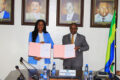 Le Pr Jean-Jacques Tony Ekomié et Scyrielle P. Sende Etali lors de la signature de la convention, le 21 novembre, à Libreville. © GabonReview
