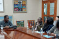 Le Professeur Yoro Diallo, ancien diplomate malien et muséologue échangeant avec les journalistes gabonais. © GabonReview