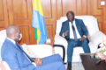 Le président de l’APDPVP échangeant avec le ministre de l’Économie numérique, le 10 décembre 2025. © GabonReview