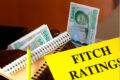 Fitch ne prédit pas une crise à venir : elle constate une fragilité financière déjà installée. Autrement dit, le Gabon n’est pas encore en défaut, mais il n’a plus de marge financière. © GabonReview