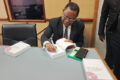 L’auteur Marcelin Mve Ebang et le présentateur, David Ikoghou-Mensah, le 16 décembre 2025, à l’Assemblée nationale. © GabonReview