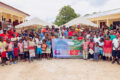 La remise des cadeaux à l’École publique d’Adouma, le 20 décembre 2025 à Lambaréné. © D.R.