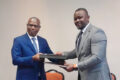 Le directeur général de la SAEG, Aubert Ndjila et le directeur général d’Assala, Edgard Mba Ognane scellant leur partenariat, le 16 janvier 2026 à Libreville. © D.R.