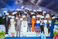Célestin Kadjidja (se tenant les mains au second plan) pose avec les participants après la remise des certificats, le 23 janvier 2026. © GabonReview
