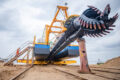 Avec Da Mouélé 01, Port-Gentil se dote d’un outil industriel lourd qui transforme le sable en levier stratégique de développement, d’emploi et de souveraineté maritime. © GabonReview