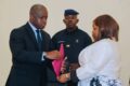 Hermann Immongault recevant le rapport des travaux préparatoires. © Com. gouvernementale