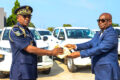 Le Commandant en chef des FPN, Serge Hervé Ngoma recevant les clés des véhicules des mains du ministre de l’intérieur, Adrien Nguema Mba , le 19 janvier 2026. © D.R.