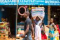 Un marché local en République centrafricaine. La croissance sur le continent africain atteindrait 4 % en 2026, en légère hausse, mais l'Afrique resterait exposée aux chocs climatiques et à un endettement élevé. © IMF/Stephen Jaffe