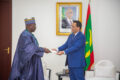 Reçu à la Primature mauritanienne par le Premier ministre Mokhtar Ould Diay, le Secrétaire général du gouvernement gabonais, Abdu Razzaq Guy Kambogo, a scellé une volonté de rapprochement qui dépasse le simple protocole. © D.R.