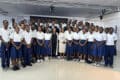 Photo de famille avec les élèves du lycée national Leon Mba, le 26 février 2026 à Libreville. © GabonReview