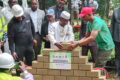 Le ministre Maurice Ntossui Allogo posant la première pierre de la sécurisation de l’Arboretum Raponda Walker, le 18 févier 2026. © D.R.