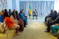 Brice Clotaire Oligui Nguema échangeant avec l’équipe diplomatique du Gabon en
Éthiopie, le 15 février 2026. © Communication présidentielle