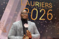 Le réalisateur gabonais Jérémie Tchoua avec son trophée aux lauriers de L’Audiovisuel 2026. © D.R.