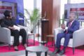 Le ministre de l'Accès universel à l'eau et à l'énergie, Philippe Tonangoyé, Philippe Tonangoye, face la journaliste de G24, Laetitia Ngalibika. © GabonReview/Capture d’écran
