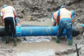Vue des travaux de réparation d’une conduite d’eau. © SEEG