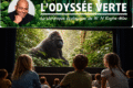Dans l’obscurité d’une salle de projection, des enfants découvrent le film, «Idjanga, la forêt aux gorilles» : un regard juvénile qui, déjà, relie la forêt gabonaise aux imaginaires européens et transforme l’émotion en influence. © GabonReview